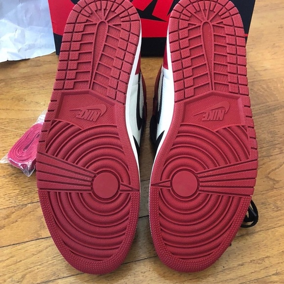 Jordan 1 Bred Toe - Picture 5 of 6